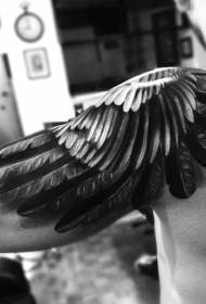 Puošnus juodų šarvų sparnų tatuiruotės raštas ant pečių