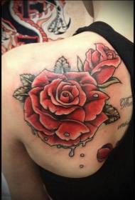 женски рамо боја црвена роза шема на тетоважа