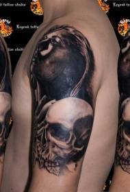 femeie gri umăr negru cu model de tatuaj craniu uman
