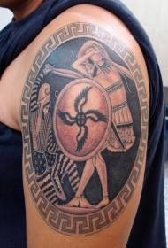 Spalvingas arklio kario tatuiruotės raštas su dideliu apskritimo forma ant peties