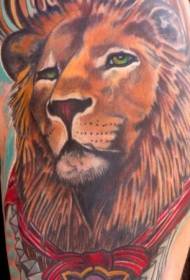 färg lejon huvud tatuering bild på axeln