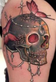punainen perhonen ja kallon tatuointikuvio olkapäällä