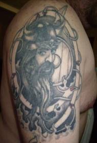 Patrón de tatuaje juvenil vikingo gris negro de hombro