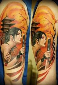 Bella donna asiatica variopinta del grande braccio con il modello del tatuaggio della spada
