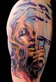 rameno nový štýl farebné ženy so vzorom tetovania stromov