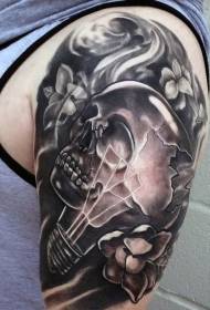 Novi stil crne sive humane lubanje u obliku tetovaže