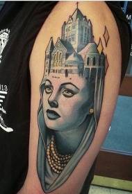Жене у боји руке с узорком тетоваже на катедрали
