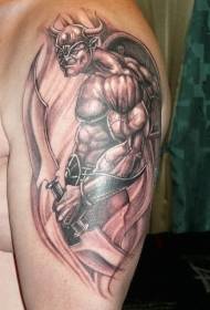 Na ramenu smeđi jaki ratnički uzorak tetovaže
