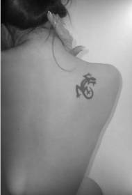 black small lizard tattoo pattern on the shoulder