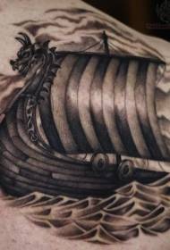 Tattoo vzorec na rameni črno siva piratska ladja