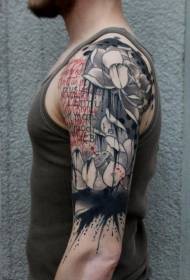 männliche schulter schwarz grau lotus mit buchstaben tattoo