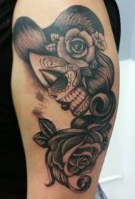 roko črno rjave mehiške ženske z roza tatoo
