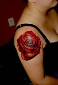 ženski uzorak tetovaže crvene ruže na ramenu