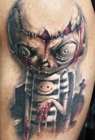 肩部彩色恐怖风格的血腥娃娃纹身图片