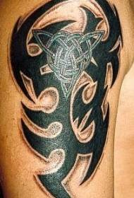 Patrón de tatuaje tribal con logo de hombro negro