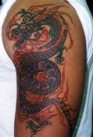 Veliki crveni zmaj i plamen uzorak tetovaža