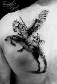 phewa lakuda laimvi la Pegasus wokhala ndi tattoo tattoo