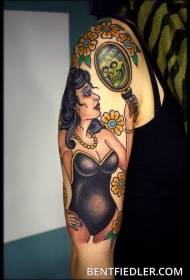 खांदा रंग जुन्या शालेय महिला टॅटू नमुना