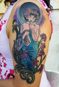цвят на рамената загадъчна жена с модел на татуировка на цветя
