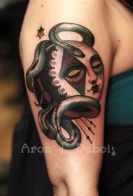 Tatuatge de màscara de serp de color surrealista a l'espatlla