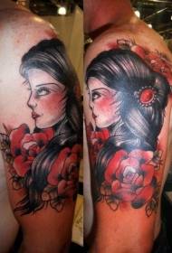 kolor ramion kobiety w starej szkole z różanym tatuażem