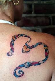 kvinnlig axel färg hjärtformad halsband tatuering