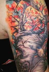 fotos de tatuagem de árvore e pássaro solitário colorido maravilhoso de ombros