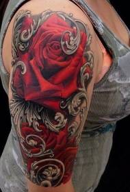 женское плечо красная большая роза тату