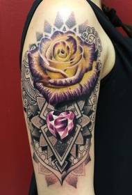 skulderfarvet rose med dekorativt tatoveringsmønster