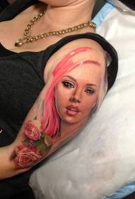 Novi stil s obojenim uzorkom tetovaže na ramenu u boji žene