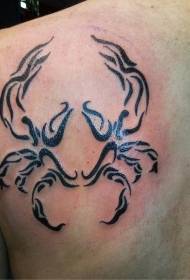 Modèle de tatouage de totem de crabe bouclé noir d'épaule
