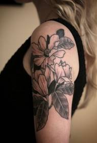 ugravirani stil crno sivi cvijet tetovaža na ramenu