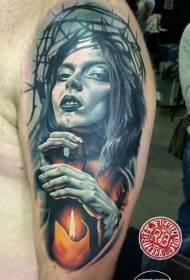portrait de femme épaule couleur avec motif de tatouage bougie