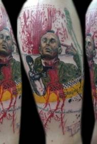 om de culoare comică în umăr cu tatuaj pistol