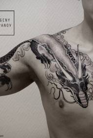 Na ramenu uzorak tetovaže crno-bijelog zmaja u azijskom stilu
