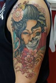 Grozan obojeni cvjetni azijski uzorak tetovaže gejše