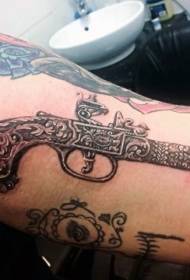 Рамо реалистичен стил причудлив пистолет татуировка снимка