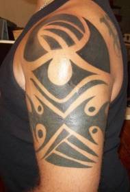 Modèle de tatouage totem tribal noir épaule masculine