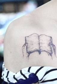 Melni pelēka roka ar seno atvērto grāmatu tetovējuma modeli