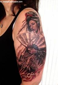 O braço grande da menina linda gueixa asiática combinada com padrão de tatuagem de dragão de fantasia