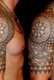 Increïble tatuatge de pintura tribal a l'espatlla