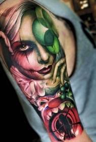 फूल टैटू पैटर्न के साथ अविश्वसनीय रंगीन कंधे वाली महिला