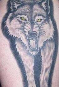 Wzór tatuażu czarny szary gniewny wilk na ramieniu