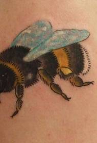 Shoulder rengê rastîn a hornet tattoo model