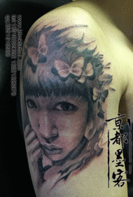 Didelis juodas Azijos merginos portretas su drugelio tatuiruotės modeliu