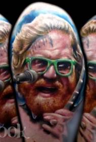 Portret poznatog muzičara sa tetovažom na ramenu 59388 - Ženska slika u novom stilu u boji Ženska portretna tetovaža