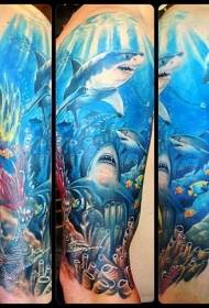 Pola tato hiu realistis berwarna-warni dasar laut yang besar