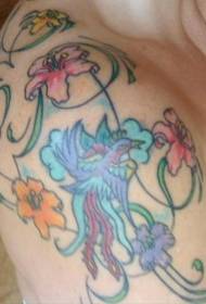 肩部彩色的花朵与美丽的小鸟纹身图案