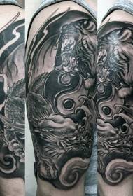 Juodos pilkos spalvos tigras su drakono didžiojo rankos tatuiruotės modeliu