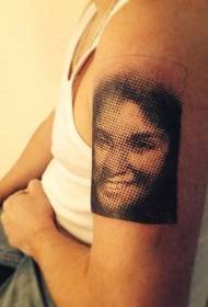 Big arm pixel styl swart vrou portret tattoo patroon